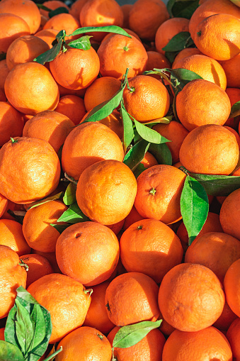 Naranjas frescas en el puesto del mercado en el mercado español semanal. Fondo de alimentos de cerca con enfoque selectivo photo