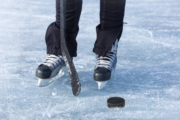 czarne łyżwy hokejowe na lodzie ze sprzętem sportowym - ice skating ice skate ice hockey ice zdjęcia i obrazy z banku zdjęć