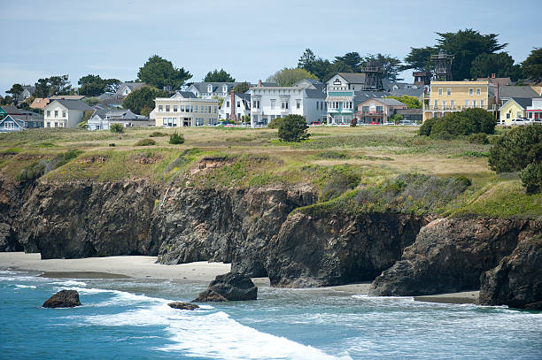 doskonałe turystów z mendocino village, ca - mendocino county northern california california coastline zdjęcia i obrazy z banku zdjęć