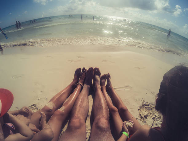 felice famiglia rilassante sulla spiaggia - sole of foot human foot women humor foto e immagini stock