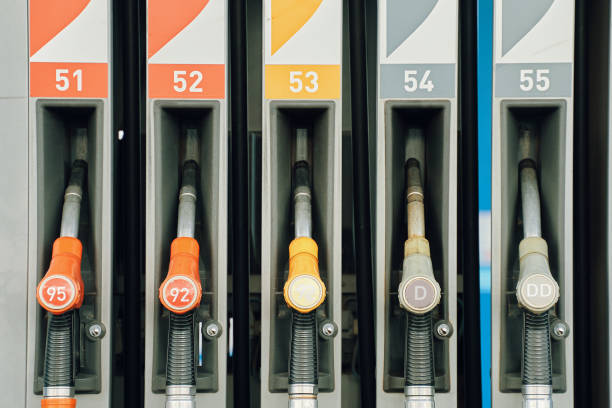 ガソリンスタンド。 - gasoline car buying fuel pump ストックフォトと画像