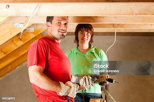 Paar In Home Improvement Stockfoto und mehr Bilder von Arbeiten - Arbeiten, Arbeiter, Bauen
