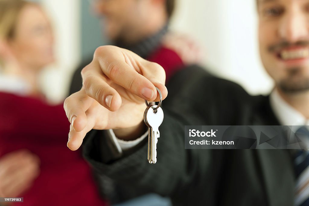 Couple la réception de clés de courtier immobilier - Photo de Acheter libre de droits