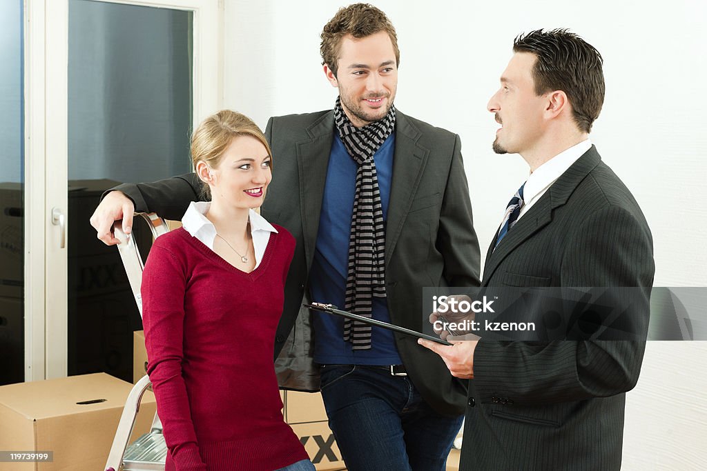 Pareja en casa real estate broker - Foto de stock de Adulto libre de derechos