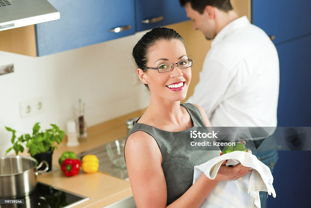 커플입니다 요리요 함께 주방 - 로열티 프리 2명 스톡 사진