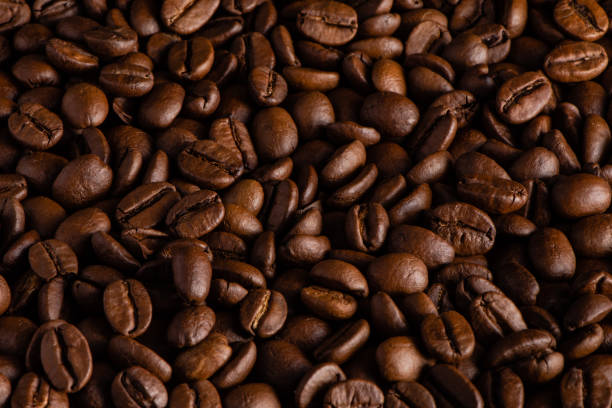 обжаренные кофейные зерна - coffee стоковые фото и изображения