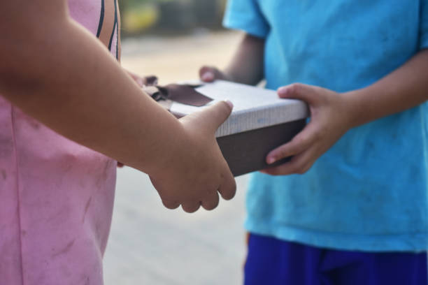 手渡しギフトボックス,東南アジアの恵まれない子供たち - underprivileged ストックフォトと画像