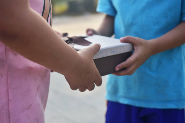 hand giving gift box,upośledzonych dzieci w azji południowo-wschodniej - underprivileged zdjęcia i obrazy z banku zdjęć