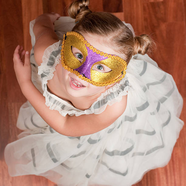 bal masqué - little girls child ballet disguise photos et images de collection
