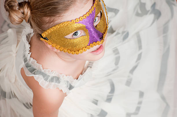 bal masqué - little girls child ballet disguise photos et images de collection