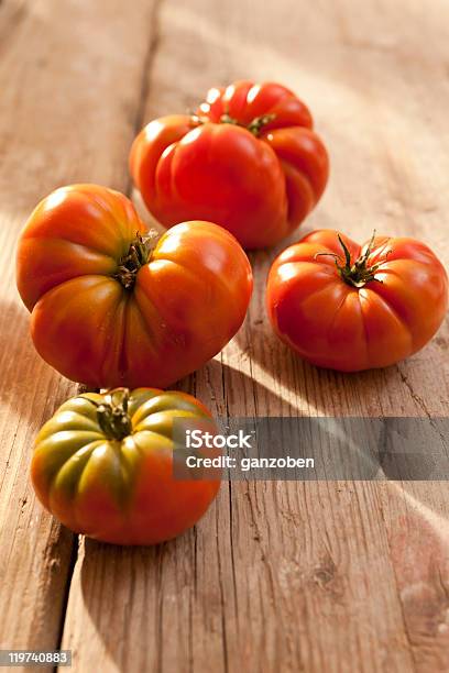 Wołowina Pomidory - zdjęcia stockowe i więcej obrazów Tradycyjna odmiana pomidora - Tradycyjna odmiana pomidora, Czerwony, Drewno - Tworzywo
