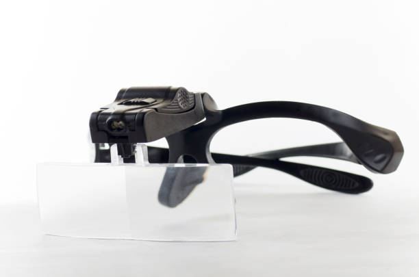 occhiali da orologiaio per la riparazione su sfondo bianco - technician isolated on white work tool magnification foto e immagini stock