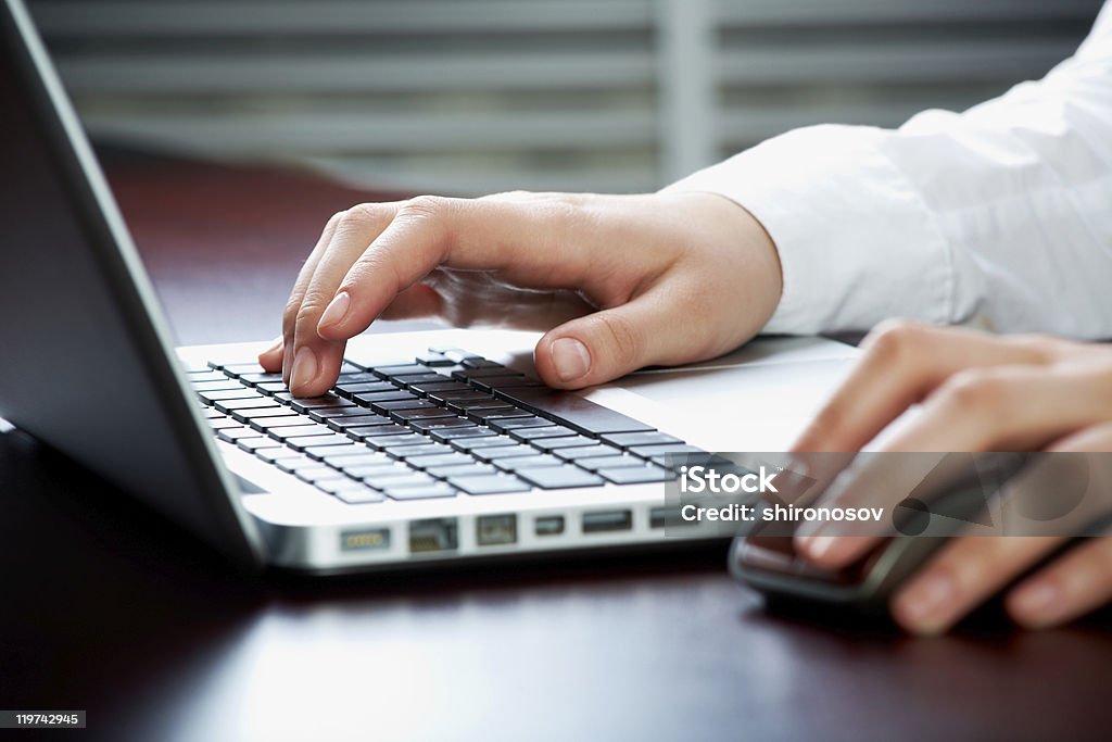 Usando computadora portátil - Foto de stock de Blanco - Color libre de derechos