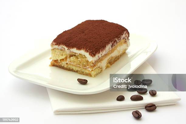 Postre Tiramisú Que Se Sirven En Un Plato Foto de stock y más banco de imágenes de Tiramisú - Tiramisú, Alimento, Blanco - Color