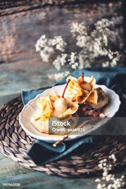 Pendeta Rende Pendeta Pancake Chocolate Mousse Dan Pir Rebus Foto Stok - Unduh Gambar ...