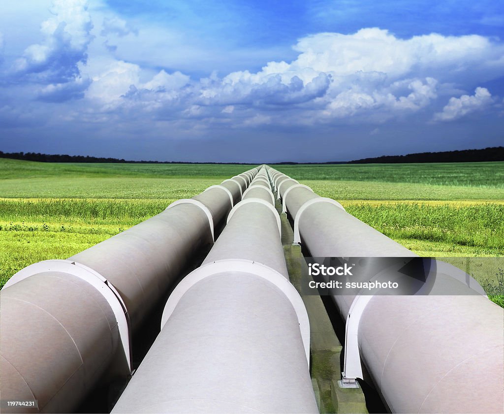 Tres gasoductos en un campo verde y azul cielo - Foto de stock de Conducto - Tubería libre de derechos