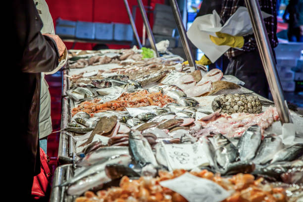 mercado de peixe veneziano. o mercado de peixe de rialto é ficado situado ao lado do canal grande perto da ponte de rialto - veneza, italy - market rialto bridge venice italy italy - fotografias e filmes do acervo
