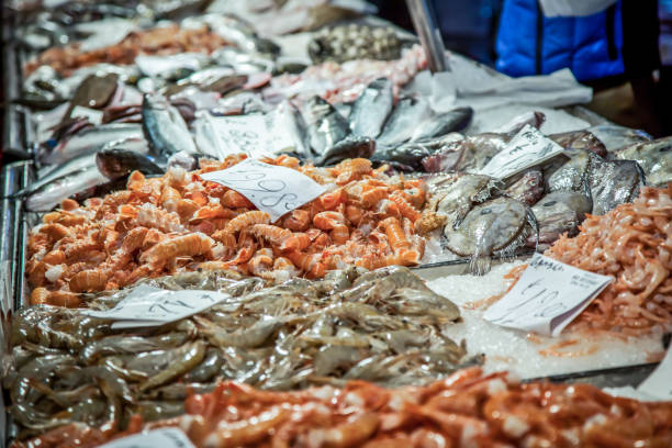 mercado de peixe veneziano. o mercado de peixe de rialto é ficado situado ao lado do canal grande perto da ponte de rialto - veneza, italy - market rialto bridge venice italy italy - fotografias e filmes do acervo