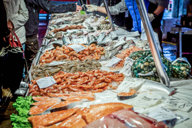 mercado de peixe veneziano. o mercado de peixe de rialto é ficado situado ao lado do canal grande perto da ponte de rialto - veneza, italy - market rialto bridge venice italy italy - fotografias e filmes do acervo