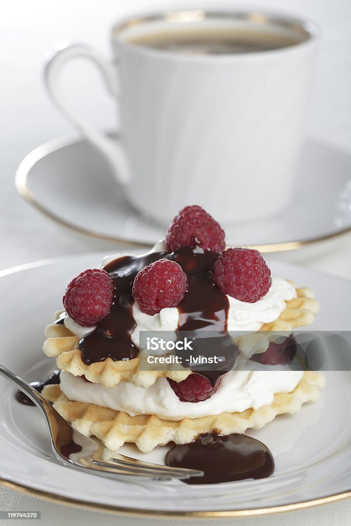 Café-da-manhã com waffles, iogurte, framboesa e chocolate - Foto de stock de Alimentação Saudável royalty-free