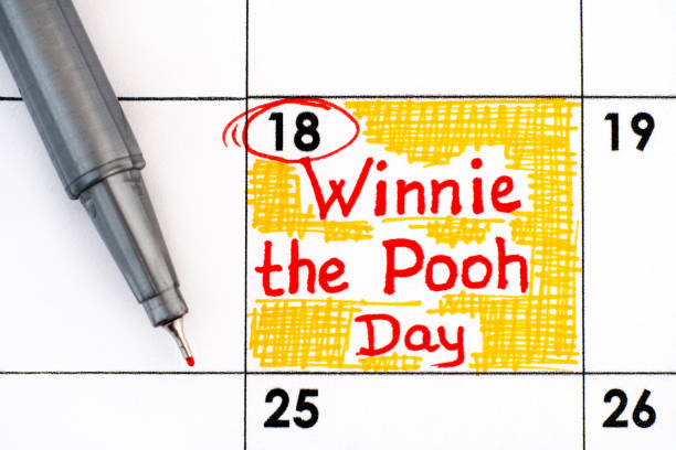 recordatorio winnie el día de pooh en el calendario con pluma. - winnie the pooh fotografías e imágenes de stock