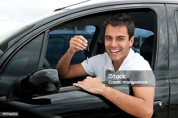 Homem Hispânico Feliz No Seu Novo Carro - Fotografias de stock e mais imagens de Carro - Carro, Homens, Latino-americano
