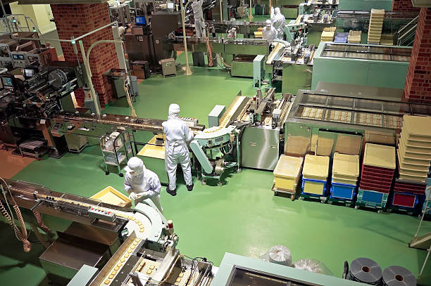 Confeitaria fábrica na produção de biscoito - foto de acervo