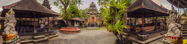 ubud palace puri saren agung en ubud, bali, indonesia - demon statue ancient architecture fotografías e imágenes de stock