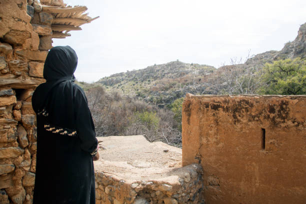 mujer con abaya y sheila en omán - nikab veil islam arabia fotografías e imágenes de stock