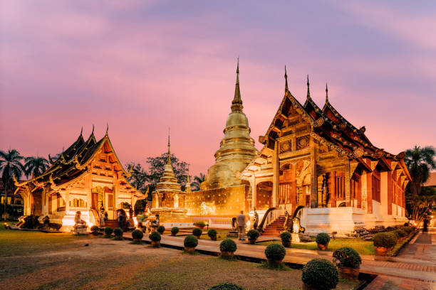 templo de wat phra singh em chang mai, tailândia - wat phra sing - fotografias e filmes do acervo