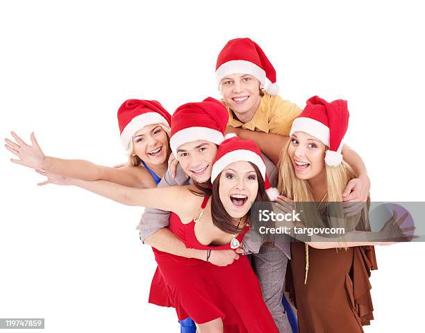 Grupa Młodych Ludzi W Santa Hat - zdjęcia stockowe i więcej obrazów Boże Narodzenie - Boże Narodzenie, Ciepła odzież, Czapka Świętego Mikołaja
