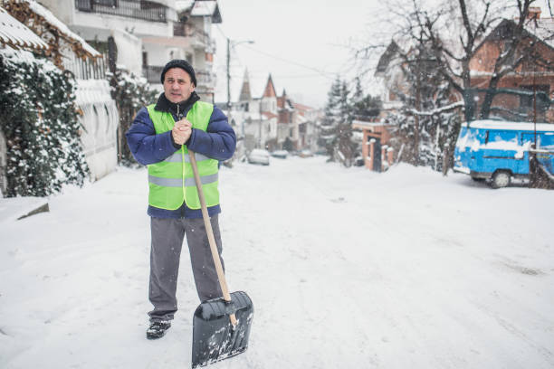 istock Old man with a snow shovel 1197480037
