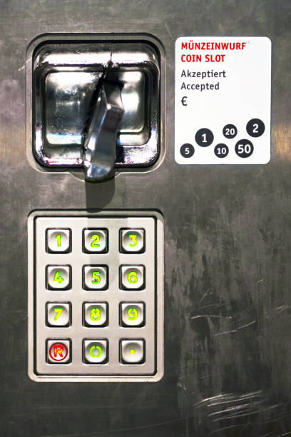 公衆電話コインスロットと照明付きキーパッド - coin operated pay phone telephone communication ストックフォトと画像