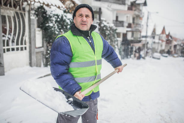 istock Old man with a snow shovel 1197480510
