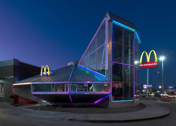 flying saucer ufo mcdonald es restaurant - roswell stock-fotos und bilder