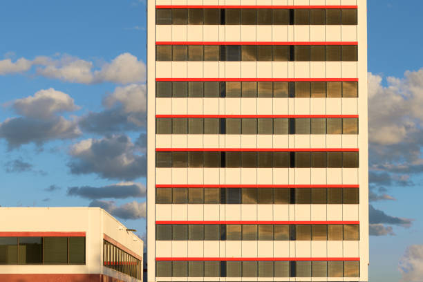 赤とベージュのストライプオフィスビル - southwest usa built structure office building exterior ストックフォトと画像