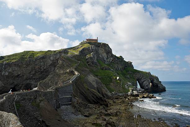 san juan de gaztelugatxe promontory-vizcaya - ermita stock-fotos und bilder