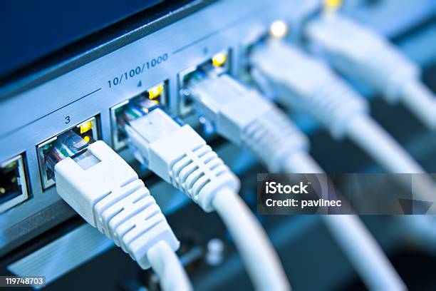パッチケーブルを接続スイッチ - DSLのストックフォトや画像を多数ご用意 - DSL, つながり, インターネット