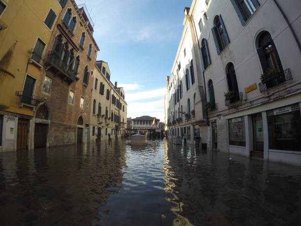 la inundación de venecia - acqua alta a venezia - acqua alta fotografías e imágenes de stock