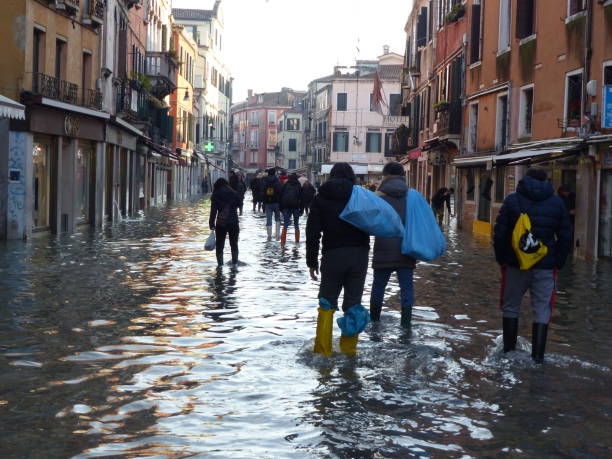 la inundación de venecia - acqua alta a venezia - acqua alta fotografías e imágenes de stock