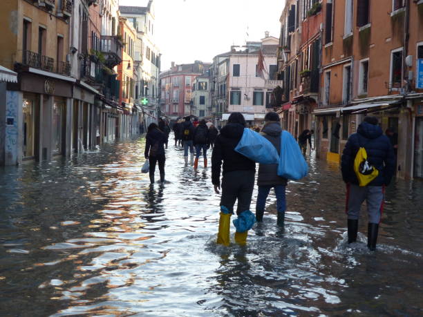 les inondations de venise - acqua alta a venezia - acqua alta photos et images de collection