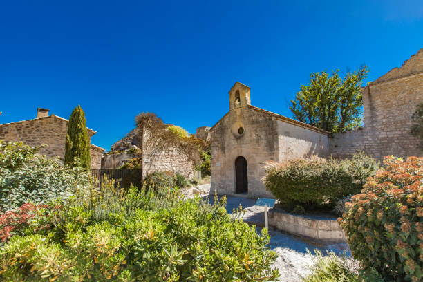 chapelle saint blaise, eine alte kirche in les baux de provence, frankreich - romanesque stock-fotos und bilder