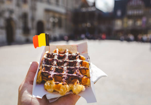 traditional belgian waffle dessert - brussels waffle belgian waffle people imagens e fotografias de stock