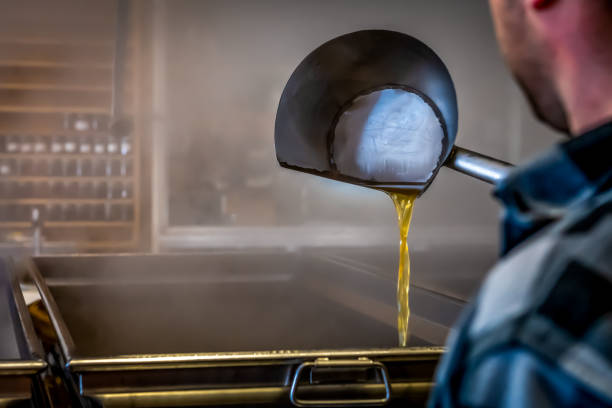 uomo che lavora alla sua baracca di zucchero. - maple syrup sugar shack foto e immagini stock