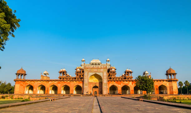 túmulo de akbar o grande no forte de sikandra em agra, india - akbar the great - fotografias e filmes do acervo