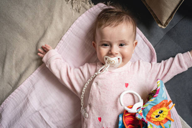 glücklich verspielt baby mädchen - mecklenburg vorpommern fotos stock-fotos und bilder