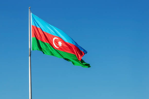 bandera de azerbaiyán en el cielo azul. - azerbaiyán fotografías e imágenes de stock