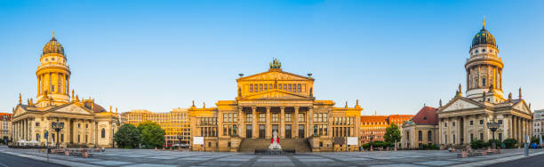 berlin gendarmenmarkt kwadrat panorama oświetlona o wschodzie słońca niemcy - berlin germany gendarmenmarkt schauspielhaus germany zdjęcia i obrazy z banku zdjęć