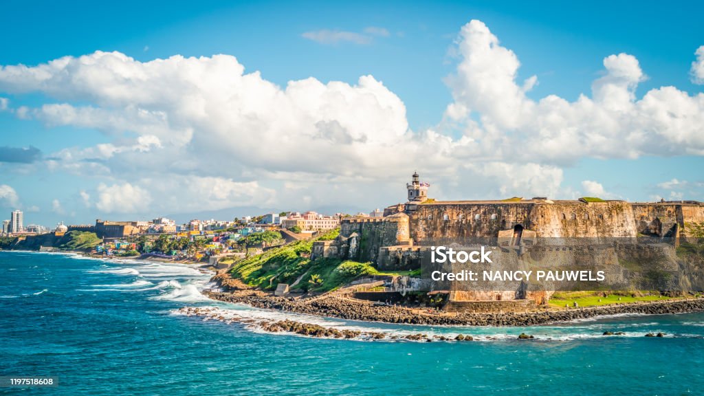 Panoramisch landschap van het historische kasteel El Morro langs de kustlijn, San Juan, Puerto Rico. - Royalty-free Puerto Rico Stockfoto