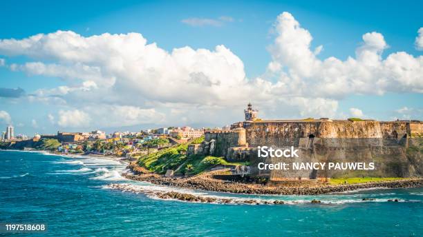 Panoramisch Landschap Van Het Historische Kasteel El Morro Langs De Kustlijn San Juan Puerto Rico Stockfoto en meer beelden van Puerto Rico